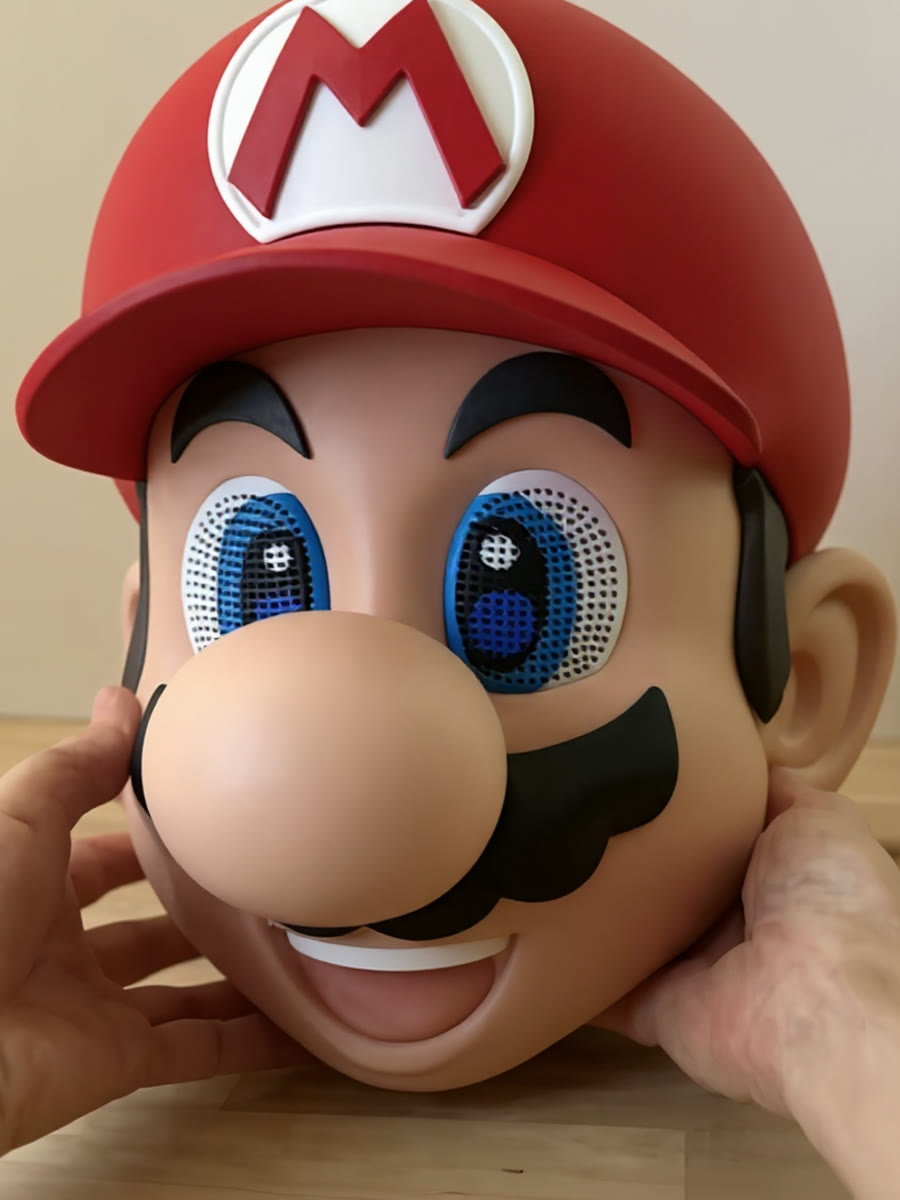 Busto grande de personagem de boné vermelho e bigode