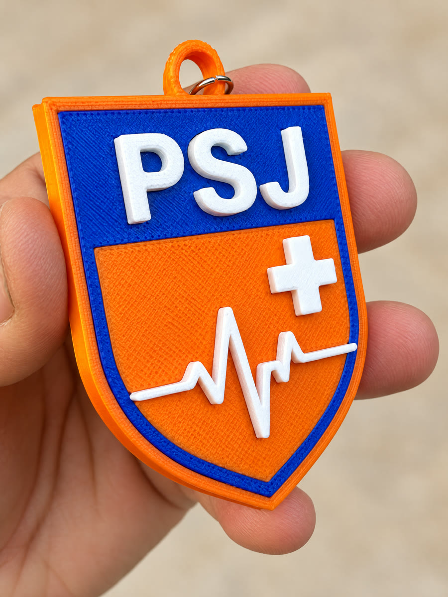 Chaveiro em forma de escudo laranja e azul com logo