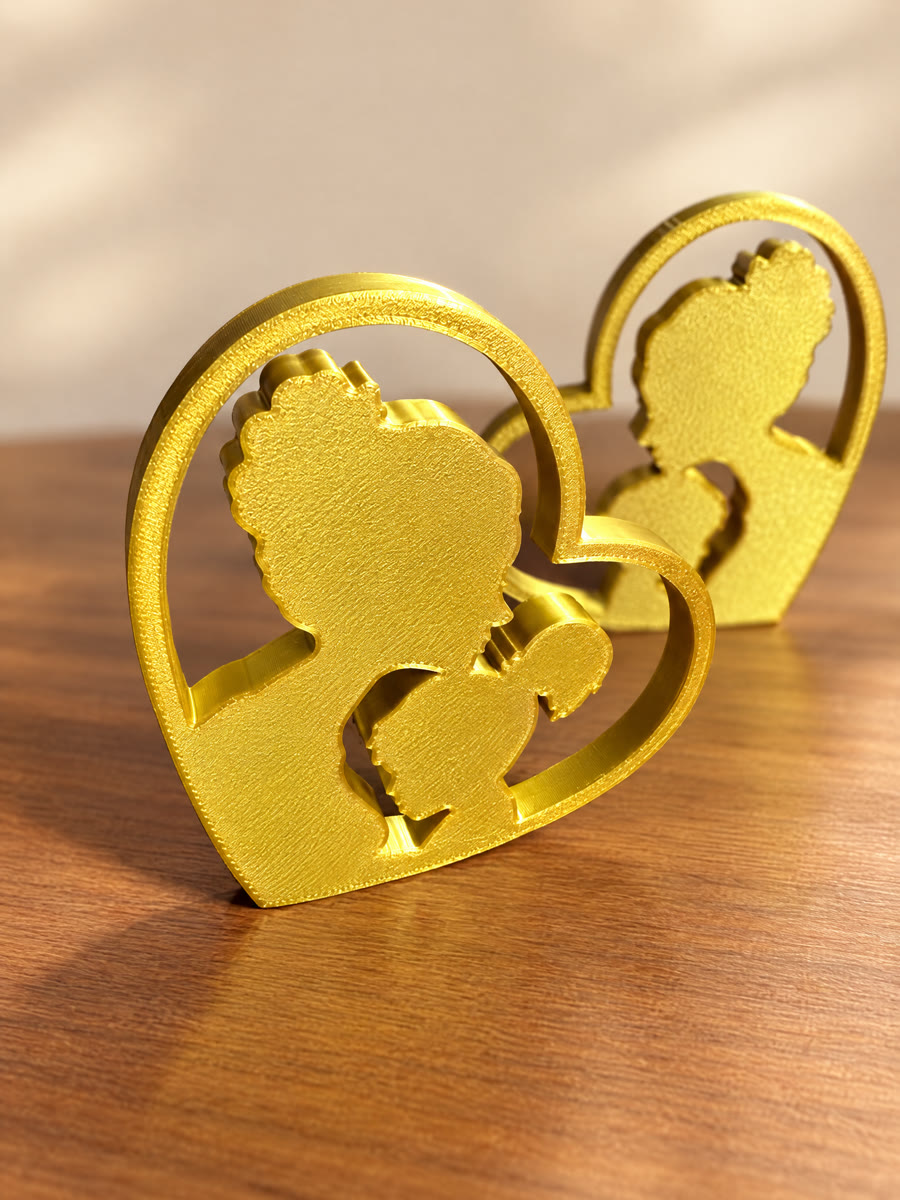 Coração dourado com a silhueta de mãe e filha