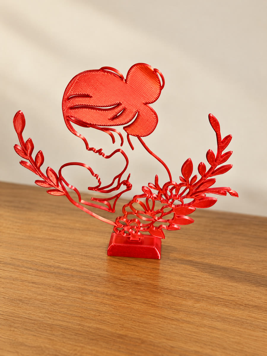 Escultura de flor vermelha com folhas