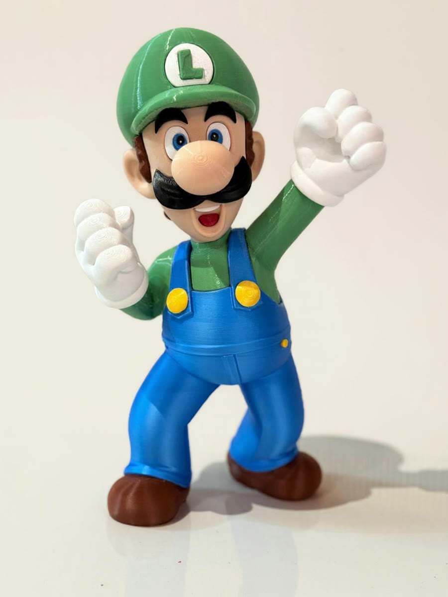 Boneco do irmão de boné verde acenando