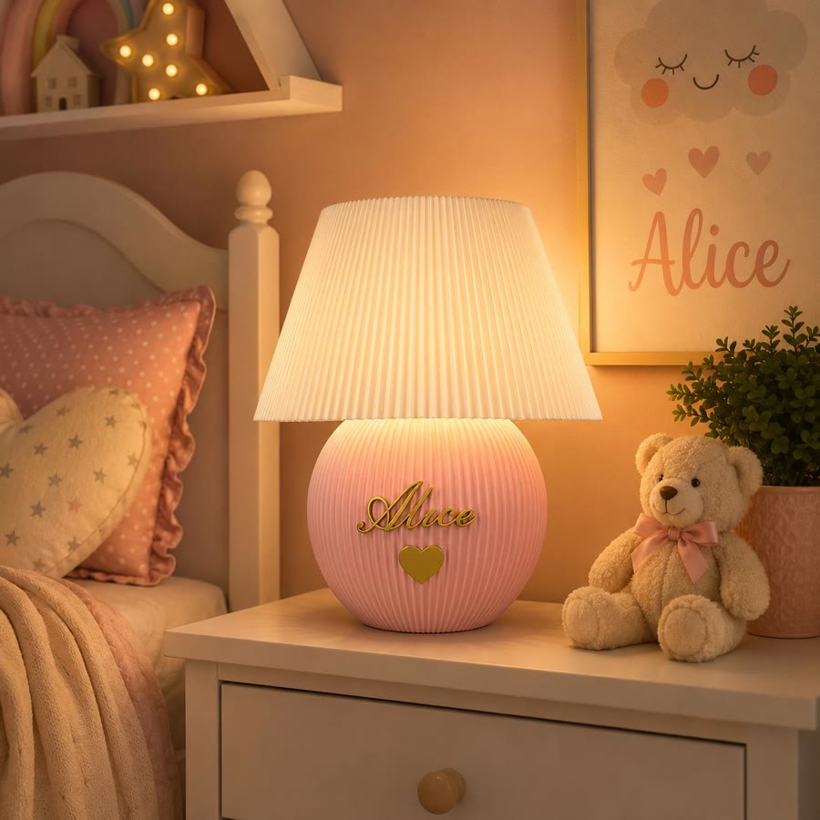Luminária rosa com nome Alice no criado-mudo de um quarto infantil