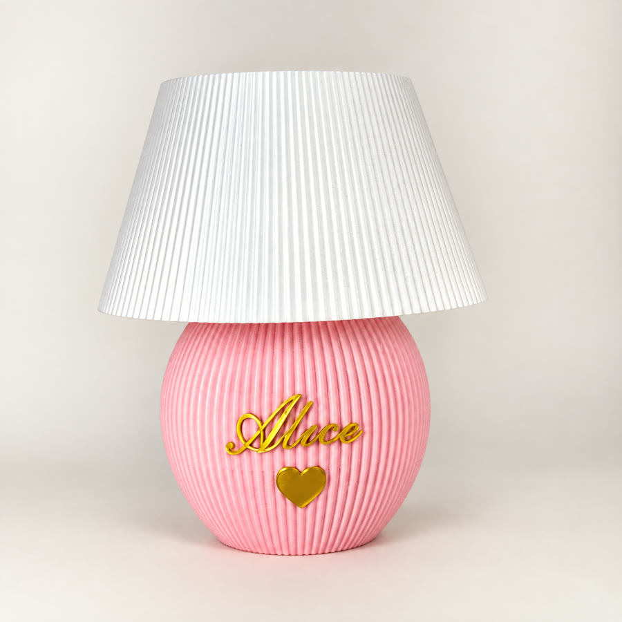 Luminária rosa com o nome Alice em dourado