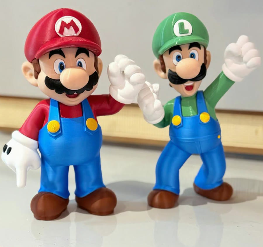 Dois bonecos de personagens de videogame