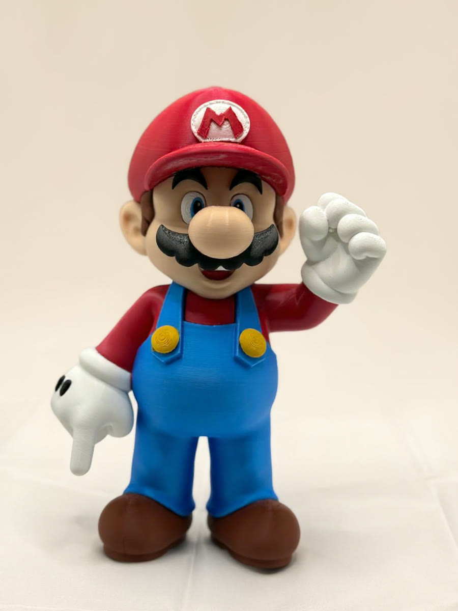 Boneco do irmão de boné vermelho acenando
