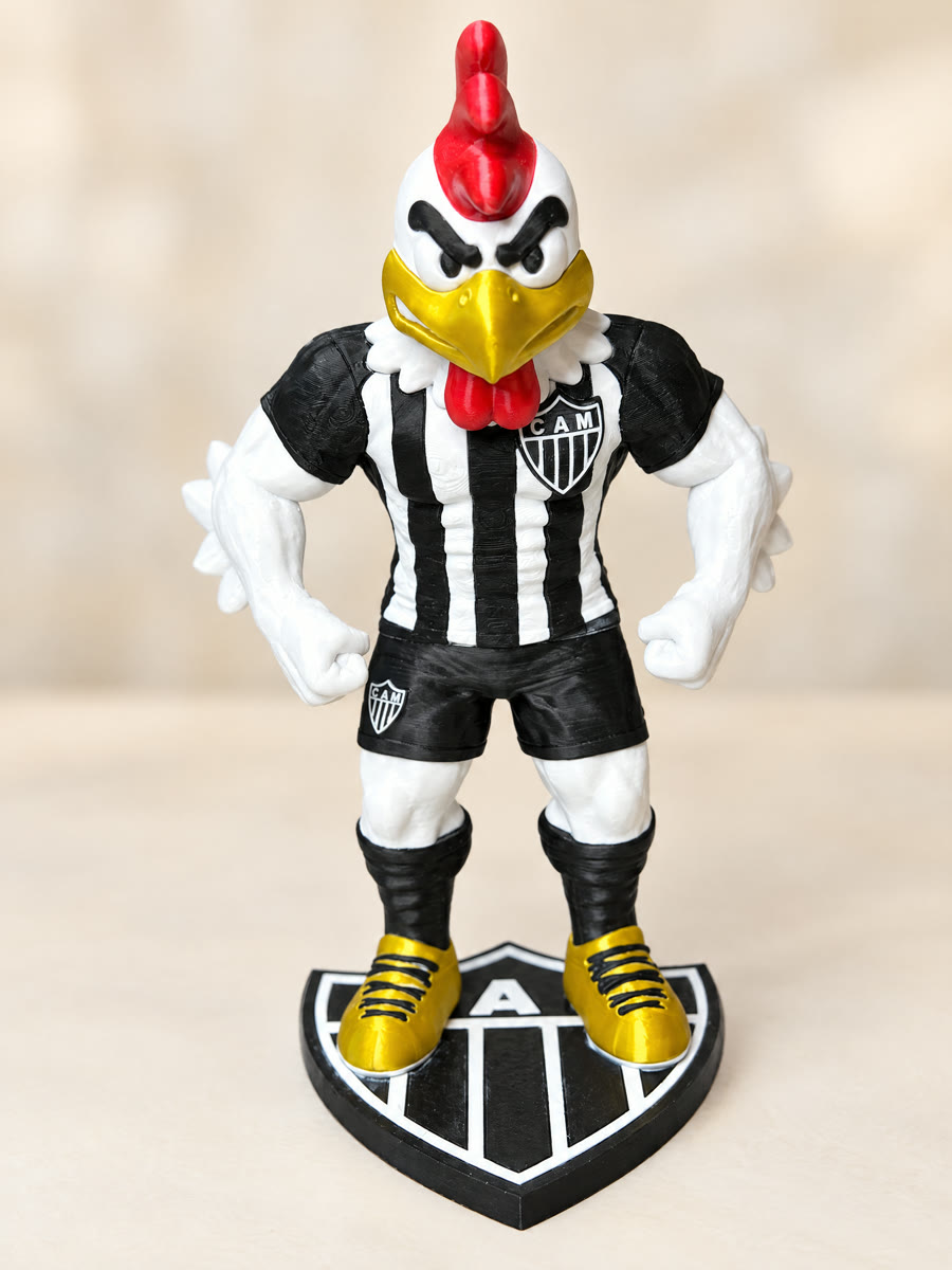 Mascote galo de camisa listrada preta e branca