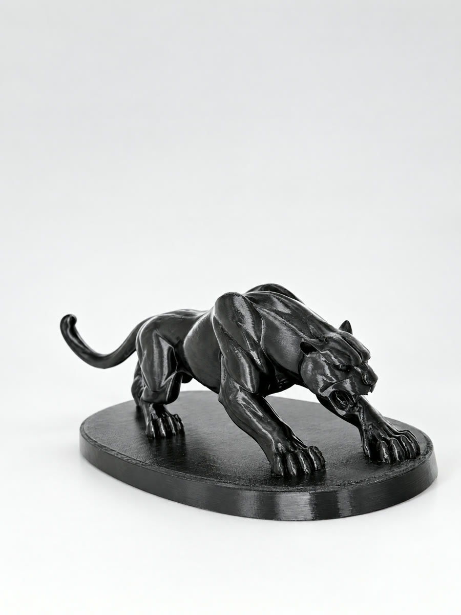 Escultura de pantera preta em posição de ataque