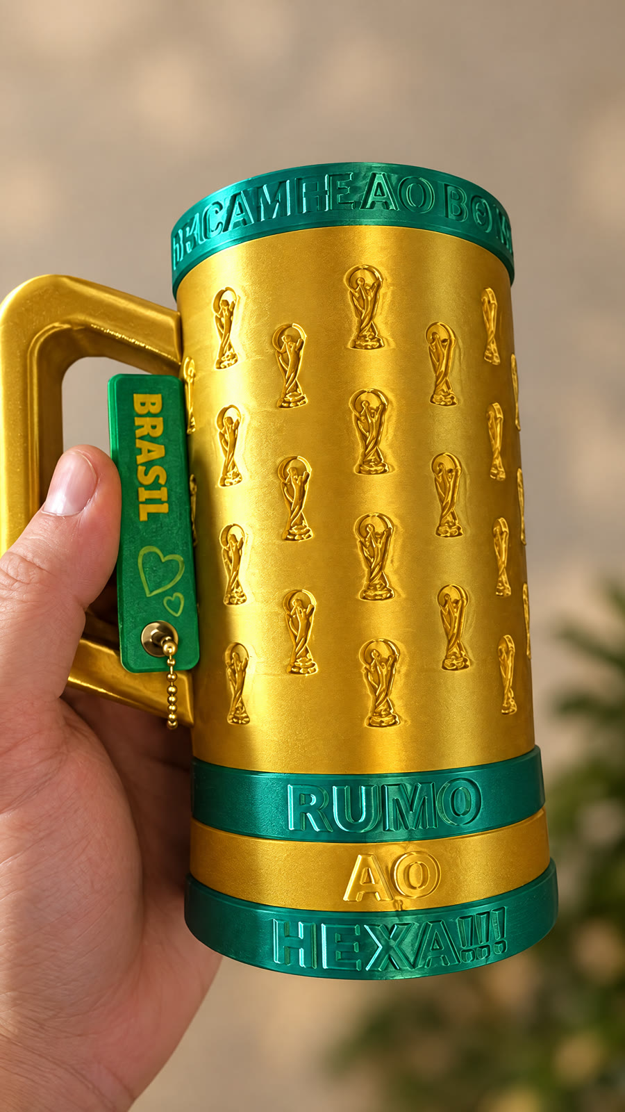 Porta-lata dourado com nomes e faixa verde