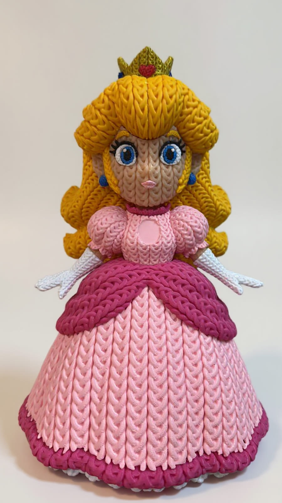 Princesa de vestido rosa com textura de crochê