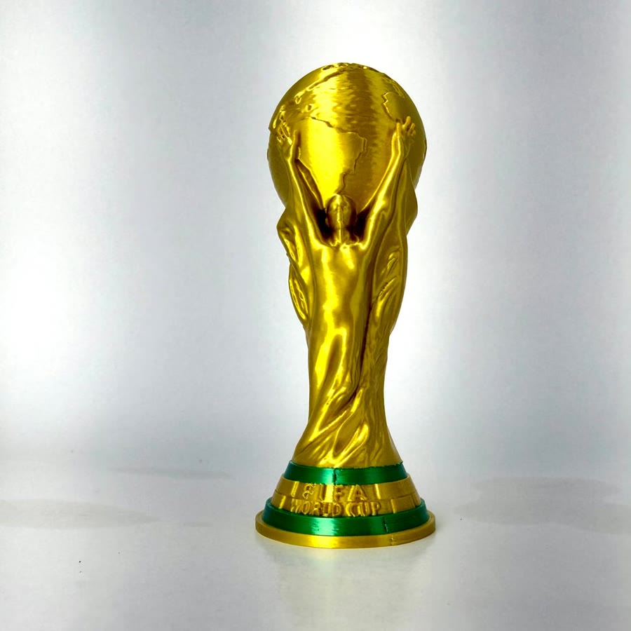 Réplica dourada de taça de campeão de futebol