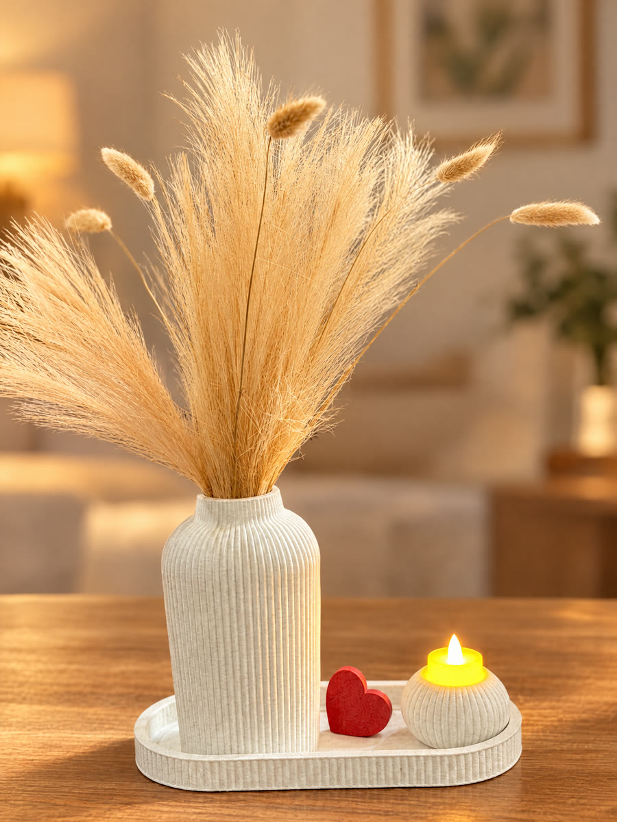 Vaso branco com capim dos pampas e base com vela